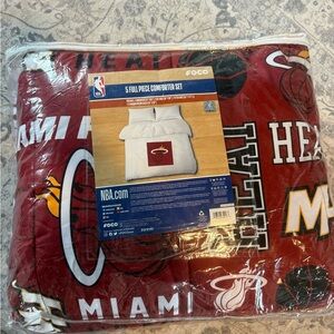 NIB Miami heat comforter set